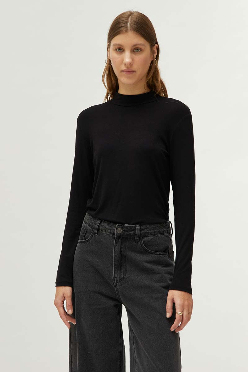 Blusa Cuello Monk Negra