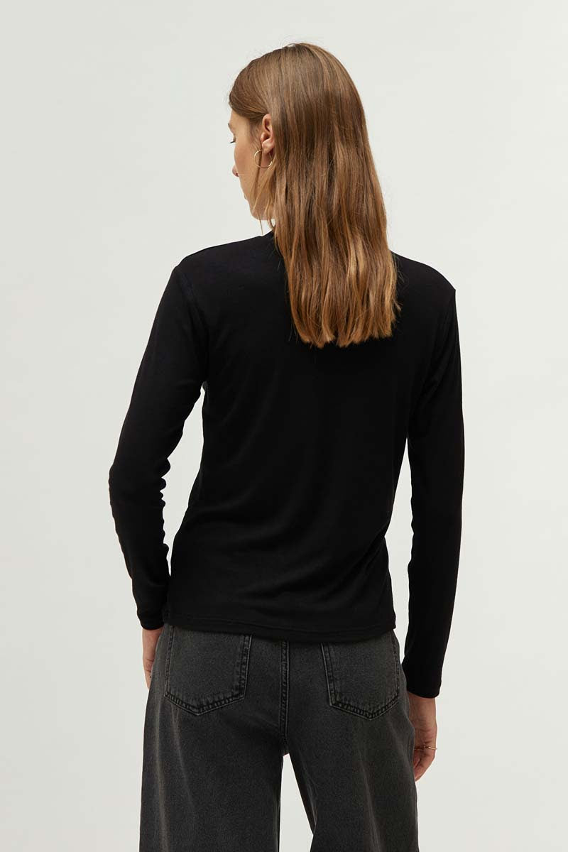 Blusa Cuello Monk Negra